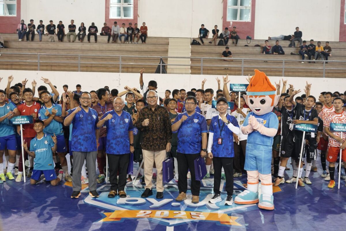 PEMBUKAAN -- General Manager Consumer Business Telkomsel  Region Sulawesi, Kuntum Wahyudi (dua dari kanan), didampingi Kepala Dinas Pemuda dan Olahraga Sulawesi Selatan, H Suherman, Dekan Fakultas Ekonomi dan Bisnis Universitas Hasanuddin, Prof Abdul Rahman Kadir, dan Kabid Dinas Pendidikan Sulawesi Selatan, Mustakim saat pembukaan turnamen futsal tingkat SMP dan SMA Se-Sulawesi Selatan, di GOR Unhas Makassar.