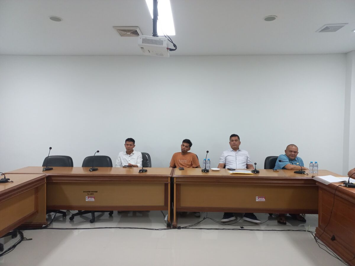 RDPU -- Suasana RDPU antara Komisi III DPRD Sulbar bersama DPD GMPK Sulbar, dan BPJN Wilayah XIV Sulawesi Barat.