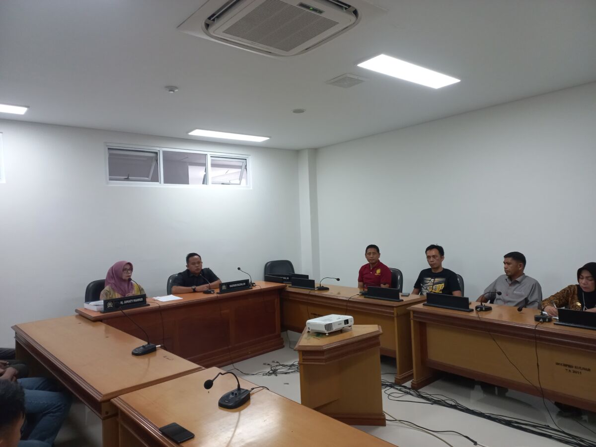 PIMPIN RAPAT -- Wakil Ketua Komisi II DPRD Sulbar, Hj Jumiaty Mahmud saat memimpin rapat dengar pendapat bersama aliansi mahasiswa dan masyarakat Desa Lebani, Kecamatan Tapalang Barat. 