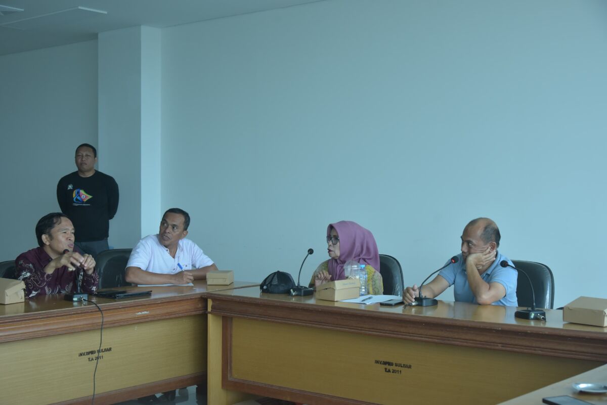 RAPAT PANJA -- Ketua Panja, Syamsul Samad bersama anggota Panja dari berbagai fraksi, serta Tim Pembahas Perda Provinsi Sulbar di antaranya Biro Hukum dan Biro Organisasi dan Tata Laksana (Ortala), saat melaksanakan rapat lanjutan.