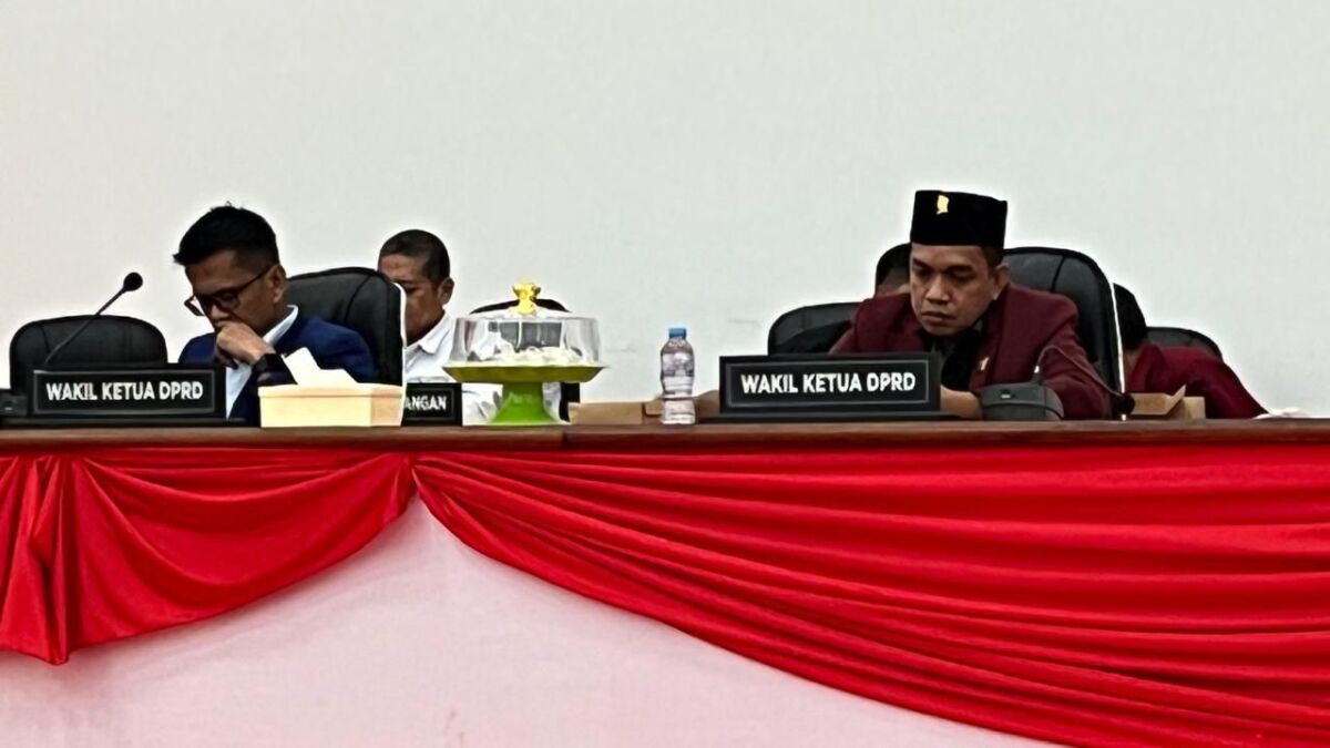 PARIPURNA -- Suasana rapat paripurna dalam rangka mendengarkan jawaban gubenur atas pandangan umum fraksi-fraksi DPRD Sulbar terhadap Ranperda tentanh RPJMD Provinsi Sulbar tahun 2025-2029.