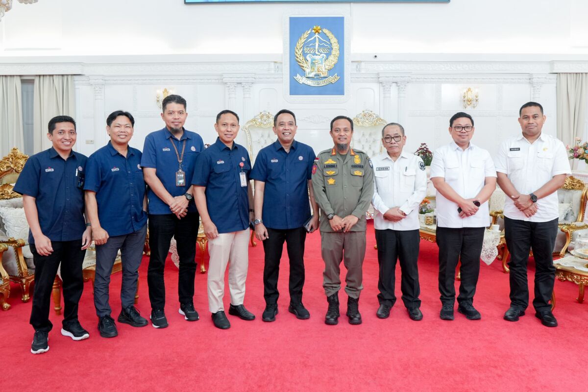 PERTEMUAN -- Direktur Utama PT Semen Tonasa, Asruddin (lima dari kiri) dan Gubernur Sulsel, Andi Sudirman Sulaiman, didampingi General Manager Komunikasi & Legal and General Affairs PT Semen Tonasa, Muh Akhdharisa, beserta jajaran manajemen, Asisten Perekonomian dan Pembangunan, Mohammad Ichsan Mustari, Kepala Dinas Penanaman Modal dan PTSP, Asrul Sani, serta Kepala Inspektorat Provinsi, Marwan Mansyur, usai melakukan pertemuan.
