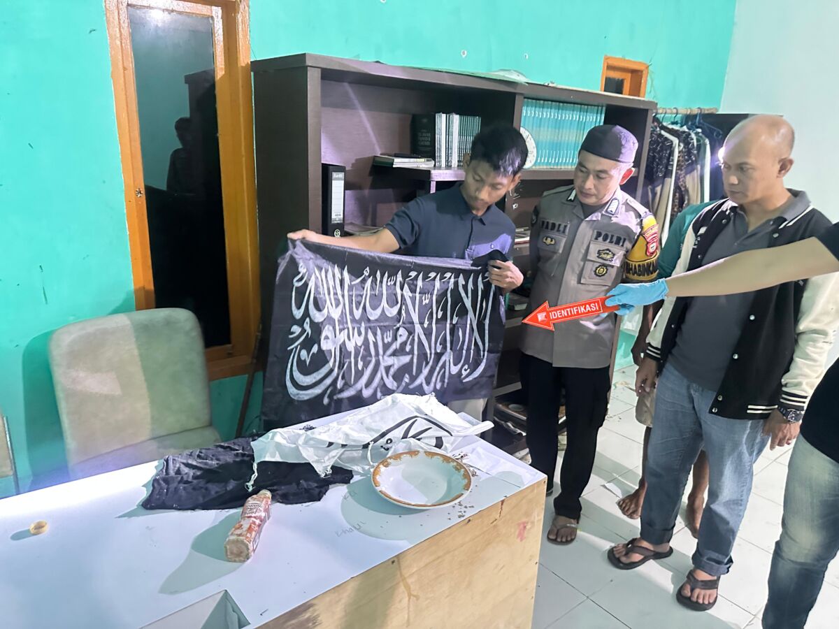 IST
GELEDAH -- Dalam penggeledahan di rumah MAS, tim Densus 88 Antiteror menemukan sejumlah atribut dugaan sebagai anggota kelompok radikal ISIS. 
