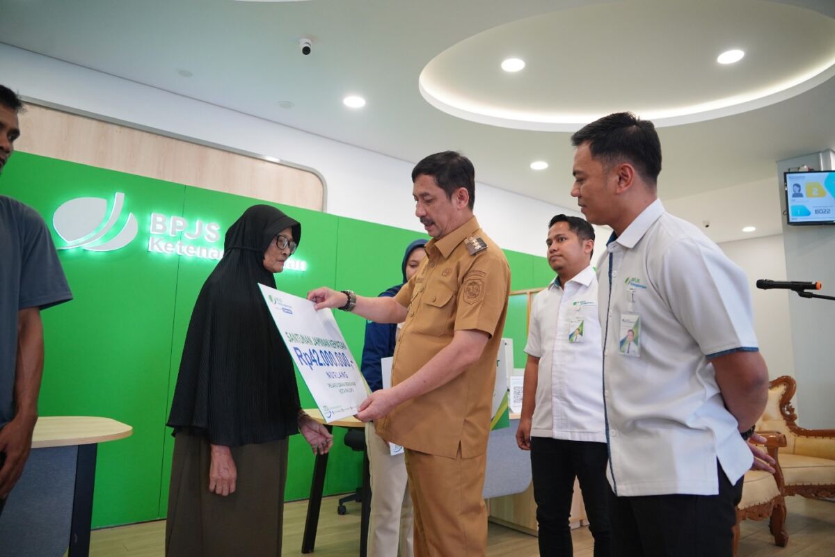 SANTUNAN -- Pj Wali Kota Palopo, H Firmanza DP didampingi Kepala Kantor BPJS Ketenagakerjaan Palopo yang diwakili Kepada Bidang Kepesertaan, Muhammad Kahfi, sedang menyerahkan santunan kepada peserta BPJS Ketenagakerjaan yang meninggal dunia beeberap hari lalu.