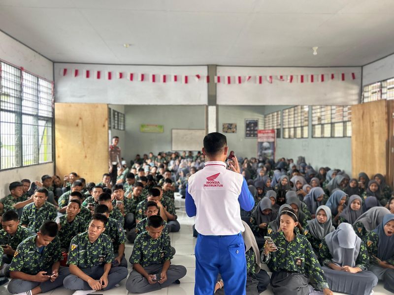 INSTRUKTUR -- Wanny, Instruktur Safety Riding Asmo Sulsel sedang memberikan pengarahan terkait pelaksanaan safety riding bagi 
