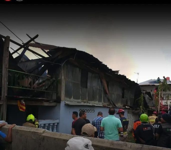 KEBAKARAN -- Sejumlah rumah di Jalan Andi Tonro 6, Kelurahan Pa'baeng-baeng Kecamatan Tamalate, ludes terbakar dan hanya menyisakan rangka yang jug hami yang terbakar dan tinggal rangkanya. 
