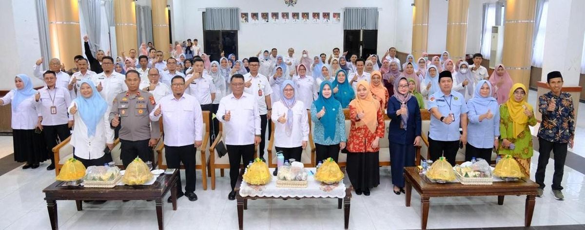 IST
KLA PUSAT -- Bupati Gowa, Husniah Talenrang bersama jajaran SKPD saat menjalani verifikasi lapangan hybrid tim KLA pusat, Rabu (7/5), di Baruga Karaeng Galesong Pemkab Gowa. 
