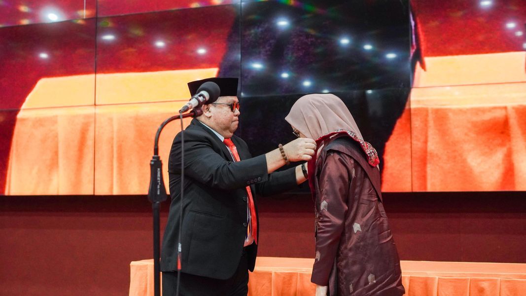 ist
LANTIK--Rektor UNM Prof Karta Jayadi melantik Wakil Dekan II Fakultas Matematika dan Ilmu Pengetahuan Alam (FMIPA) UNM, Prof Hartati sebagai Wakil Rektor II yang digelar di Ballroom Teater Menara Pinisi, Senin (19/5).‎
