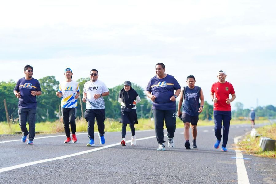 LARI -- Bupati Maros, Chaidir Syam didampingi sejumlah pelari, saat mengikuti kegiatan lari yang berlangsung beberapa waktu lalu. Pemkab segera menggelar kegiatan Marathon 2025.
