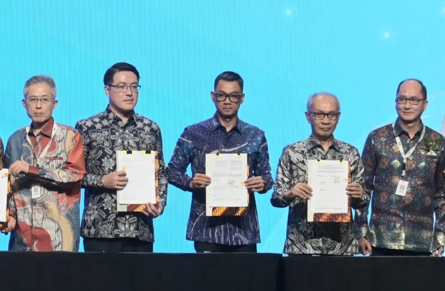 MOA -- Direktur Utama PLN, Darmawan Prasodjo (tengah) usai menandatangani Memorandum of Agreement (MoA) bersama Kontraktor Masela PSC - (INPEX Masela Ltd., PT Pertamina Hulu Energi Masela, dan Petronas Masela Sdn. Bhd) dalam rencana pemanfaatan Liquid Natural Gas (LNG) dari proyek Abadi LNG dalam agenda The 49th IPA Convention & Exhibition di ICE BSD, Tangerang.
