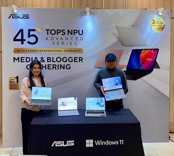 NPU 45+ TOPS -- Erlyin Purnama Caroline, Public Relations ASUS Indonesia (kiri) dan Riandanu Madi Utomo, Technical Public Relations ASUS Indonesia memperkenalkan sejumlah produk terbaru ASUS performa NPU 45+ TOPS.