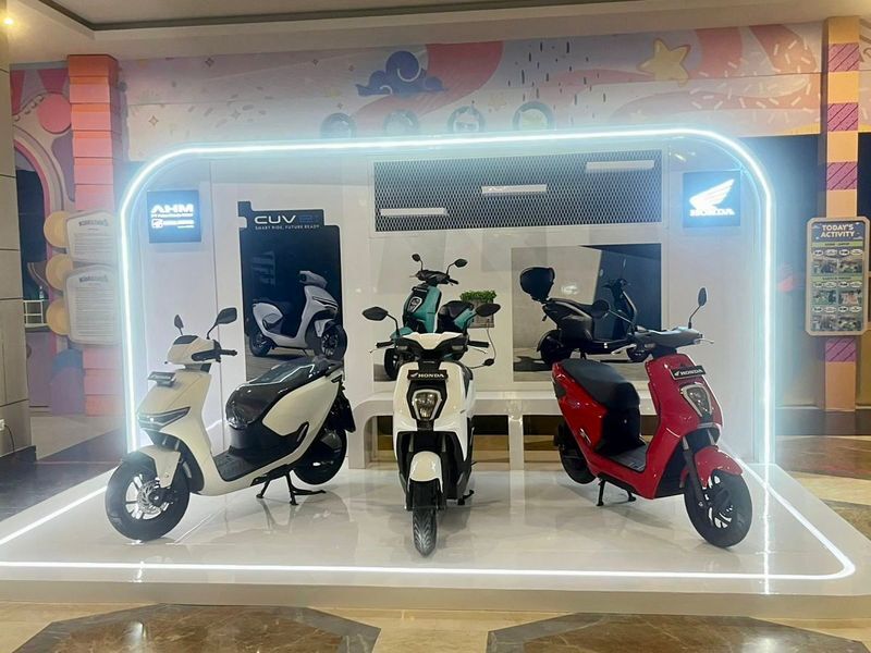 PAMERAN -- Jajaran sepeda motor listrik produk Astra Motor saat dipamerkan di Mall Phinisi Point Makassar.
