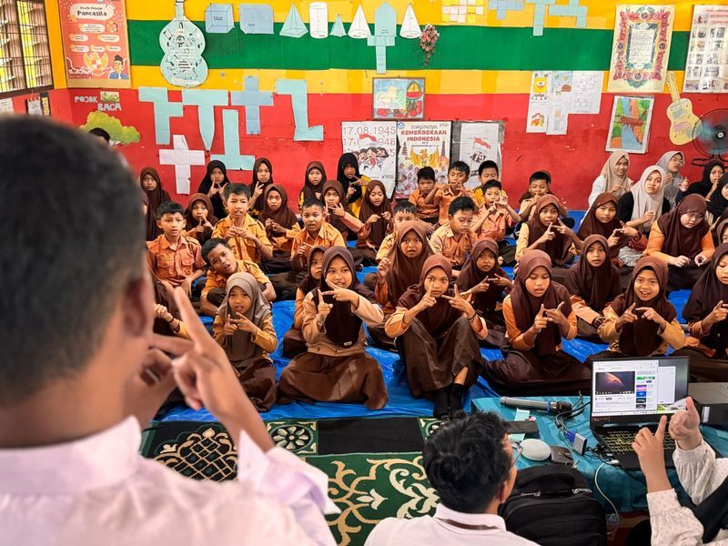 PENGENALAN -- Sesi pengenalan bahasa isyarat dasar kepada siswa SDN 028067 oleh Koordinator Wilayah Grup Astra, Grup Astra Wilayah Medan, serta para penerima Apresiasi SATU Indonesia Awards yang berasal dari wilayah Medan dalam program SATU Indonesia Awards Mengajar yang dilaksanakan pada Sabtu (11/5).

