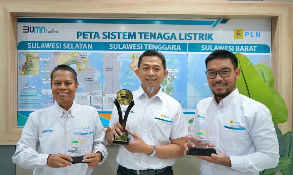 PENGHARGAAN -- GM PLN UID Sulselrabar, Edyansyah (tengah), Senior Manager Keuangan, Komunikasi, dan Umum PLN UID Sulselrabar, Ambo Tuwo (kiri), dan Manager Komunikasi dan TJSL PLN UID Sulselrabar (kanan), tengah memegang tiga penghargaan bergengsi dalam Bina Mitra UMKM Award 2025.

