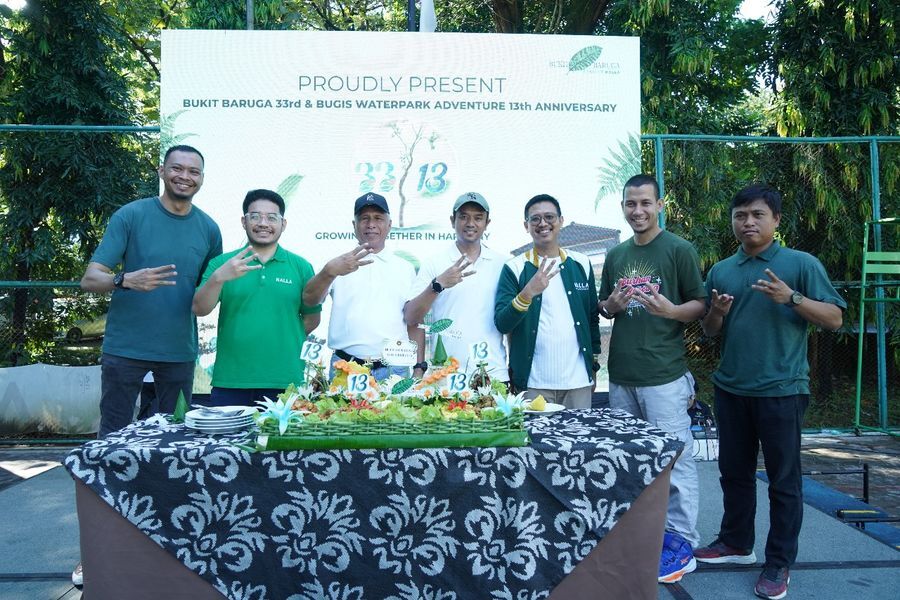PERAYAAN -- M Natsir Mardan, Chief Operating Officer KALLA Land (tiga dari kiri) foto bersama para petinggi Kalla Grup pada perayaan HUT ke-33 Bukit Baruga dan HUT ke-13 Bugis Waterpark Adventure.
