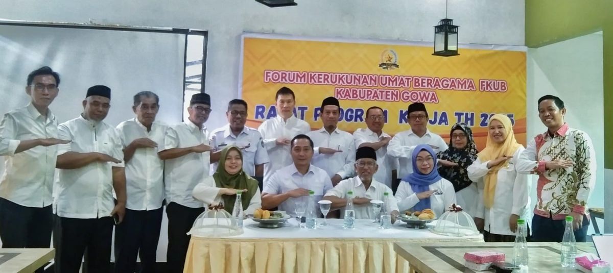 IST
RAKOR -- Kepala Bakesbangpol Gowa, Andry Mauritz bersama para pengurus FKUB Gowa usai melakukan Rakor dan silaturahmi. 
