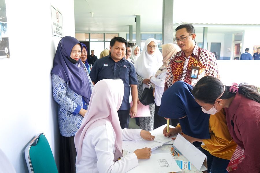 SIBUK -- Kesibukan tim STMC dan sejumlah pihak terkait dalam pelaksanaan kegiatan PPIPKB yang berlangsung di STMC PT Semen Tonasa.
