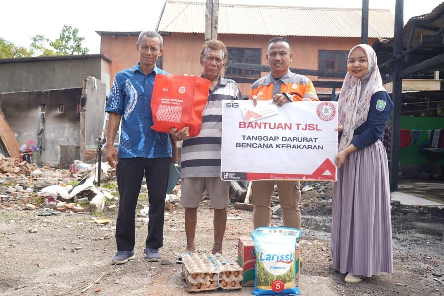 TJSL -- Tim CSR PT Semen Tonasa menyerahkan bantuan TJSL kepada salah satu korban kebakaran di Kampung Balalang.
