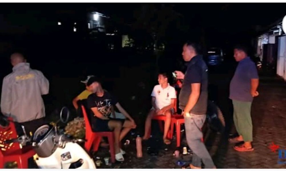 MIRAS -- Sekelompok pemuda yang sedang berpesta  miras jenis ballo diamankan personel Polsek Manggala-Polrestabes Makassar. 
