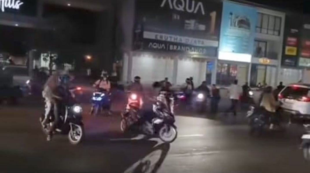BUBARKAN -- Personel Polsek Tamalate ketika membubarkan sekelompok geng motor yang berkerumun dan konvoi di Jalan Tanjung Bunga. 
