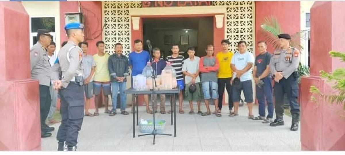 MIRAS -- Sekelompok warga yang berpesta miras jenis ballo di wilayah hukum Polsek Tamalate foto bersama anggota Polsek Tamalate dan barang bukti di Mapolsek Tamalate. 
