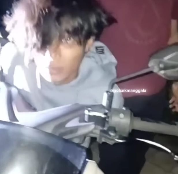 SPESIAL -- Spesialis pembobol rumah di wilayah hukum Polsek Manggala saat diciduk polisi bersama penadah dan barang bukti diamankan di Polsek Manggala. 
