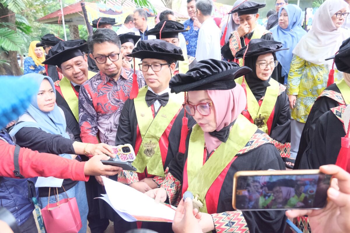 BKM/NUR HAMZAH
PERNYATAAN KEPRIHATINAN-Bertempat di halaman gedung Fakultas Kedokteran Unhas, Selasa (20/5), para guru besar menyampaikan pernyataan keprihatinan terhadap kebijakan yang diambil oleh Kemenkes. 

