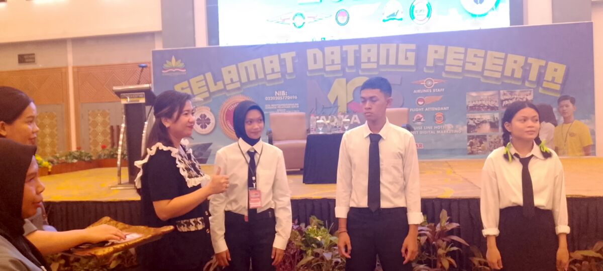 BKM/YUSRIL SUDIRMAN
MOS-Pemasangan secara simbolis tanda perwakilan peserta MOD Tadika Puri yang pembukaannya berlangsung di MaxOne Hotel, Jumat (23/5). 
