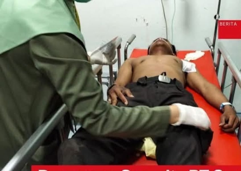 TIKAMAN -- Tizar, sekuriti PT Summarecon yang menjadi korban penikaman sekuriti PT Sucoot sedang mendapat perawatan medis di Rumah Sakit Wahidin Sudirohusodo, Makassar. 
