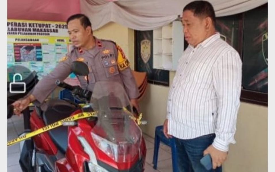 CURANMOR -- Kapolsek Kawasan Pelabuhan Paotere Makassar, Ipda Muh Fadly, saat memeriksa satu unit sepeda motor hasil curian yang diamankan di Polsek Kawasan Pelabuhan Paotere Makassar. 
