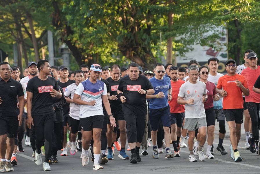 ist
LARI--Wali Kota Makassar, Munafri Arifuddin mengawali event tahunan Makassar Half Marathon (MHM) dengan berlari sepanjang 11 kilometer bersama sejumlah komunitas lari di Makassar, Minggu (18/5).
