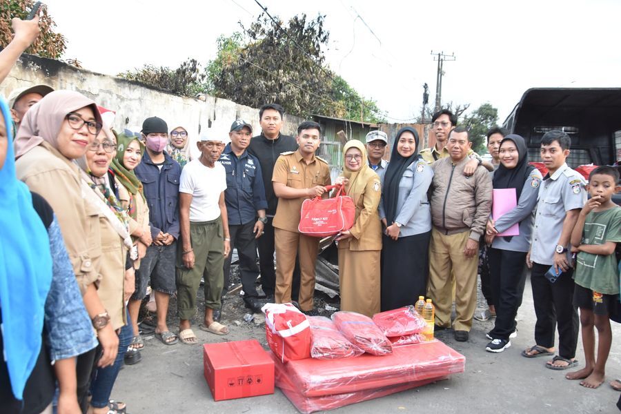 ist
SERAHKAN--Pemerintah Kelurahan Karuwisi Utara bersama Dinsos Kota Makassar menyerahkan bantuan kepada warga yang menjadi korban bencana kebakaran yang terjadi di Jalan Barawaja. ‎
