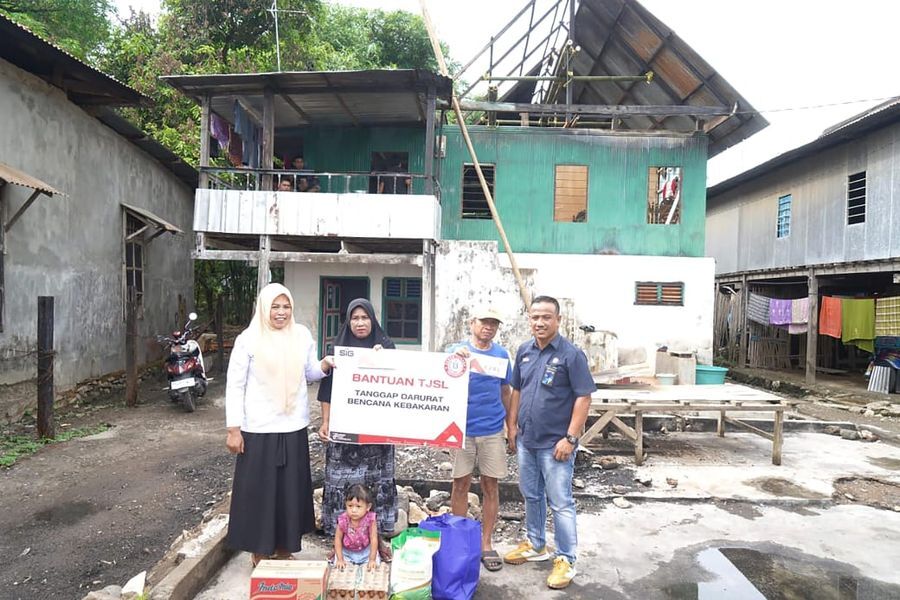BANTUAN -- Tim manajemen PT Semen Tonasa menyerahkan bantuan TJSL kepada warga korban kebakaran di Kampung Lette, Kelurahan Mappasaile dan Kampung Leppangeng, Kelurahan Sapanang.
