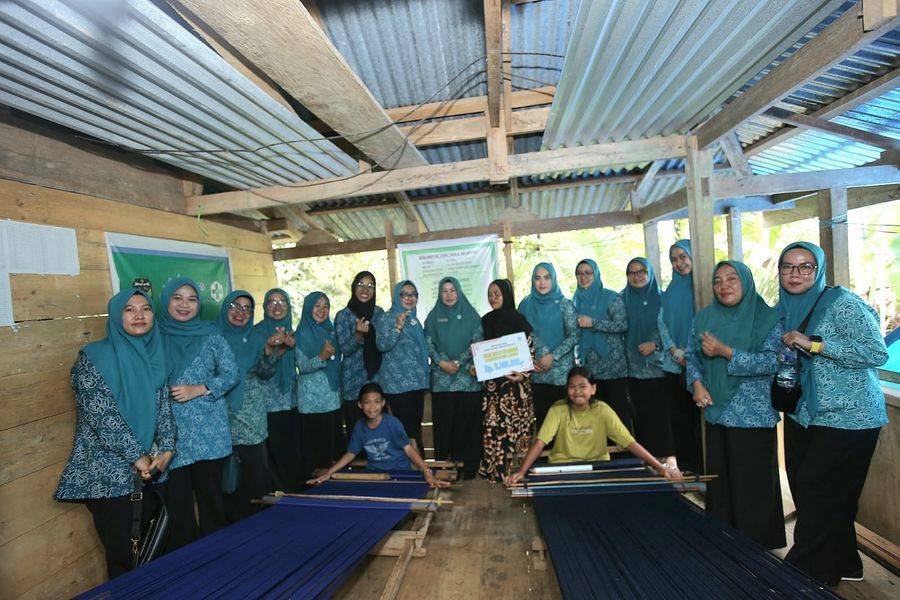 BANTUAN -- Ketua Dekranasda Kabupaten Luwu Kurnia Patahudding bersama rombongan mengunjungi kelompok pengrajin kain tenun Kole Mandiri di Desa Ilan Batu Uru Kecamatan Walenrang Barat sekaligus menyerahkan bantuan sebesar Rp 5 juta,  Kamis (15/5).  
