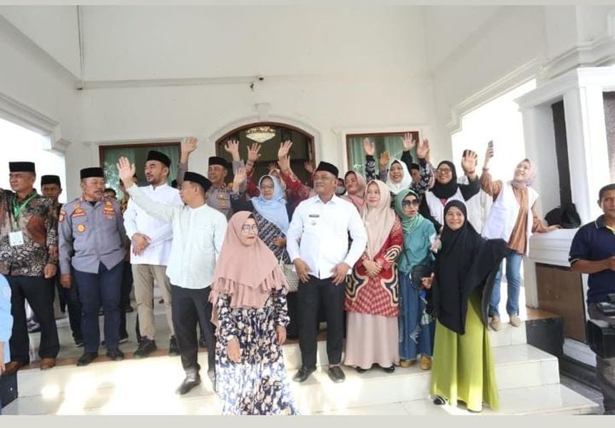 DILEPAS -- Bupati Luwu, H Patahudding melepas dan pemberangkatan 270 JCH di Aula Rujab Bupati Luwu, Sabtu (10/5). Dilepas menuju Asrama Haji Sudiang Makassar selanjutnya menuju Tanah Suci. 