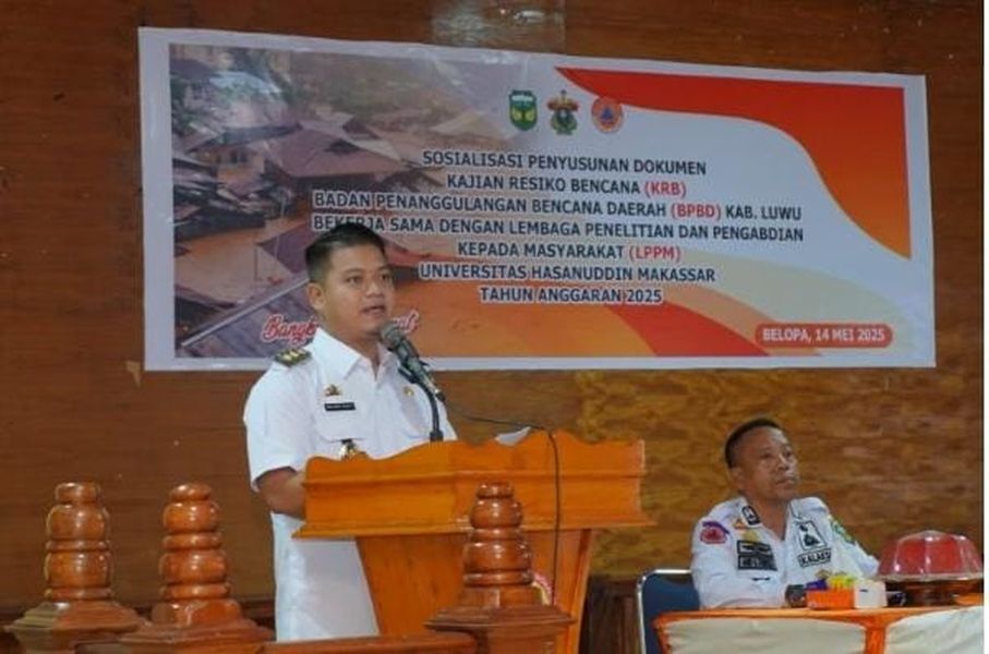 SOSIALISASI -- Wakil Bupati Luwu, Muh Dhevy Bijak Pawindu resmi membuka kegiatan sosialisasi penyusunan Kajian Risiko Bencana (KRB) yang digelar di Hotel Subur, Kecamatan Belopa Utara, Rabu (14/5). 

