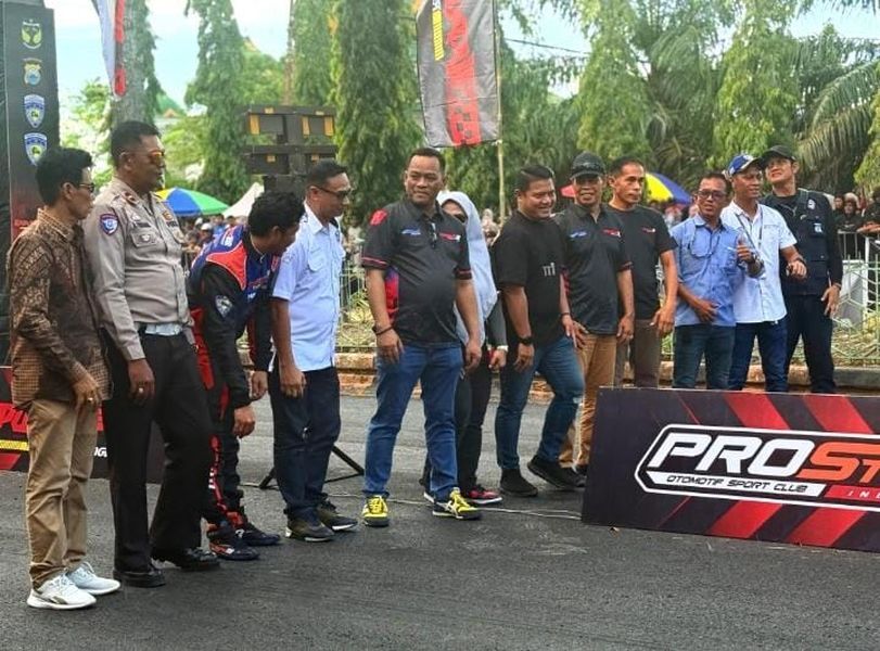 RESMI -- Wakil Bupati Luwu Muhammad Dhevy Bijak Pawindu membuka secara resmi ajang Drag Race Bupati Luwu Cup 2025 di Jalur Dua Belopa, Sabtu (10/5).
