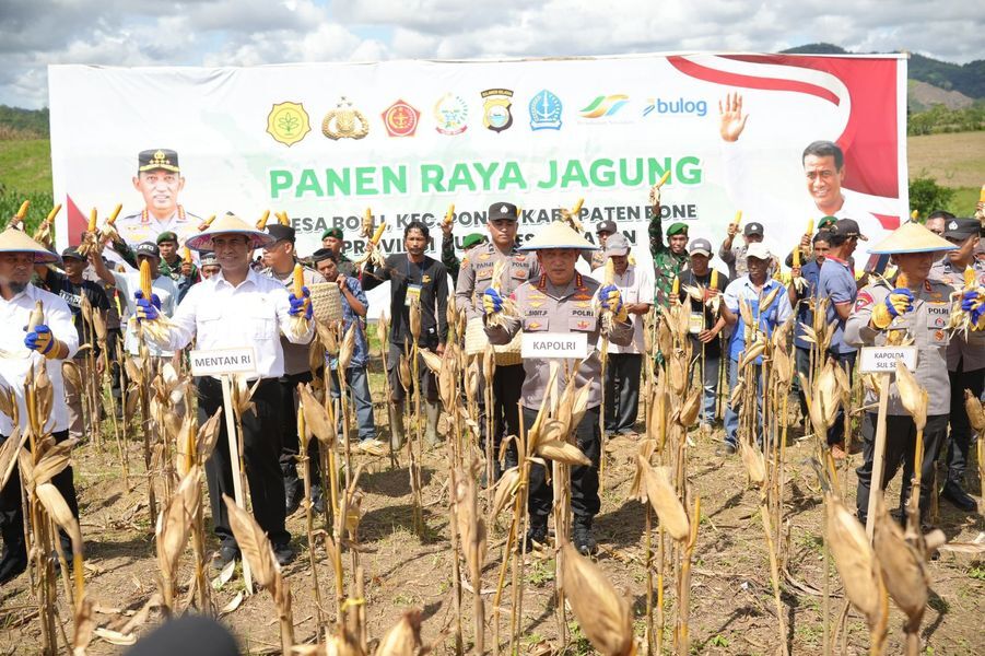 Kapolri-Mentan Panen Raya Jagung di Bone