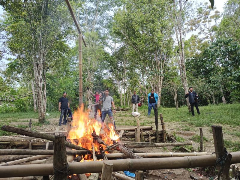 BAKAR -- Personel Polsek Kindang membakar arena judi sabung ayam di Campaga, Desa Tamaona, pada Senin (26/5), sore. 

