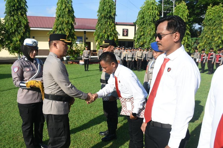 PENGHARGAAN -- Kapolres Bulukumba AKBP Restu Wijayanto saat menyerahkan penghargaan kepada 21 personel berprestasi di Halaman Upacara Mapolres Bulukumba, Senin (19/5). 
