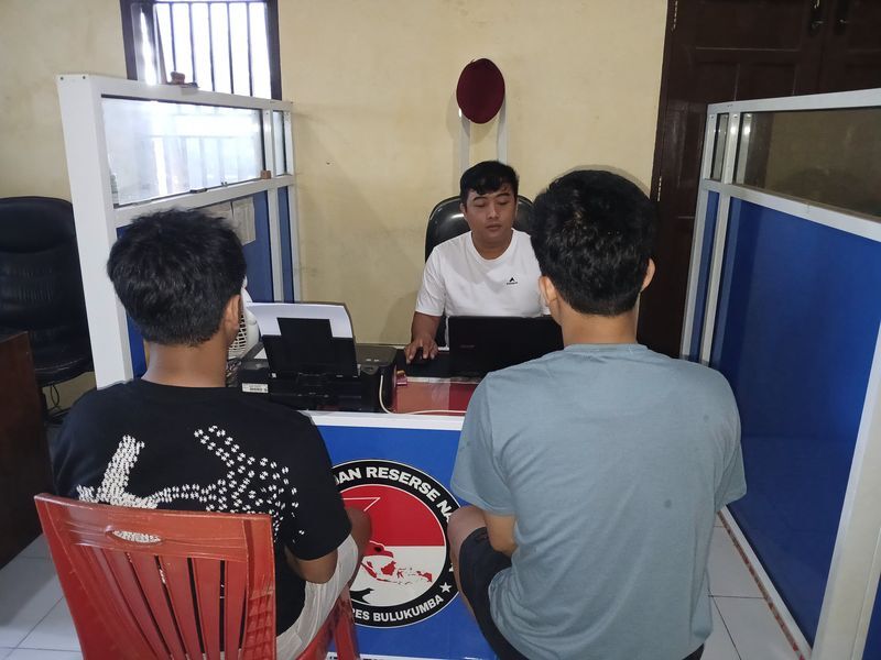 DITANGKAP -- Dua pria pengedar sabu WB (22) dan MQG (17) sedang menjalani proses pemeriksaan di Mapolres Bulukumba baru-baru ini. 
