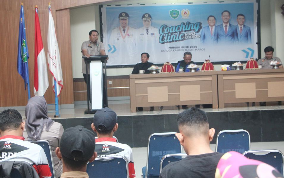 COACHING CLINIC -- Sekretaris Umum KONI Maros, Chaerul Shaab, memberikan sambutan pada kegiatan Coaching Clinic yang digelar KONI Maros diikuti 70 pelatih dari 35 cabor.
