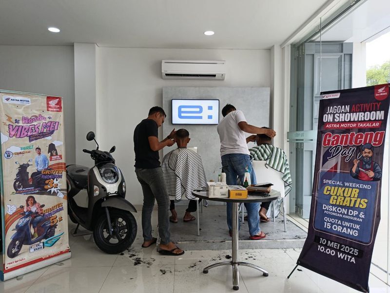 CUKUR -- Kesibukan para tukang cukur dalam memeriahkan event 'Ganteng Day' yang digelar Asmo Sulsel bersama para mitra dilernya.
