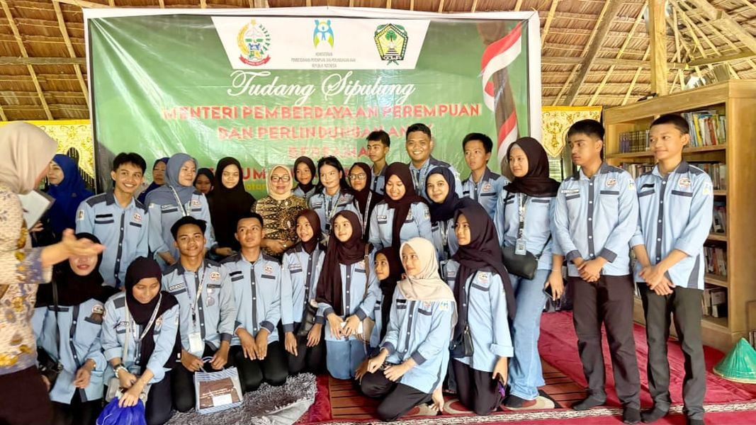 IST
DIALOG -- Menteri P3A, Arifah Fauzi bersama Forum Anak dan anak-anak disabilitas usai berdialog bersama dalam kegiatan Botanical Garden di Bontonompo. 
