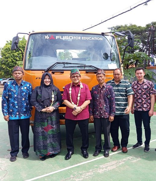 DONASIKAN -- Kiri ke kanan: Adi Suryanto, Kepala Seksi SMK Cabang Dinas Pendidikan Wilayah Kabupaten Bangkalan, Pinky Hidayati, Kepala Cabang Dinas Pendidikan Wilayah Kabupaten Bangkalan, Prasetio Hartono, Administration & HR Director PT Krama Yudha Tiga Berlian Motors, R Syamsul HadoriM, Kepala SMK Negeri 1 Kamal, Nur Amin, GMO Jawa Timur & Bali PT Sun Star Motor, dan Hans Christian, Area Koordinator Madura PT Murni Berlian Motors, foto bersama di sela penyerahan donasi Mitsubishi Fuso Fighter.
