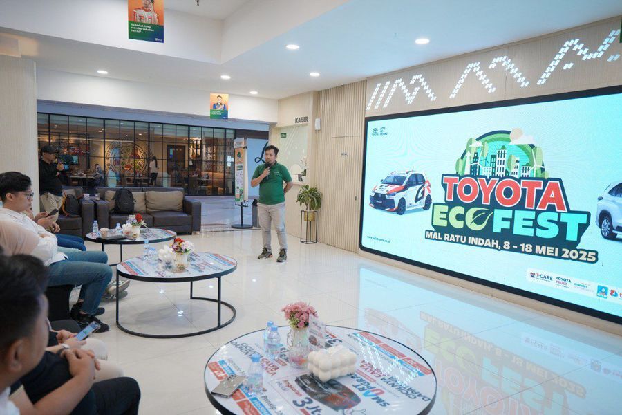 ECO FEST -- Salah seorang tim manajemen Kalla Toyota sedang menjelaskan mengenai program Eco Fest yang dihelat selama sepuluh hari, mulai dari 8 hingga 18 Mei 2025 di atrium Mal Ratu Indah Makassar.
