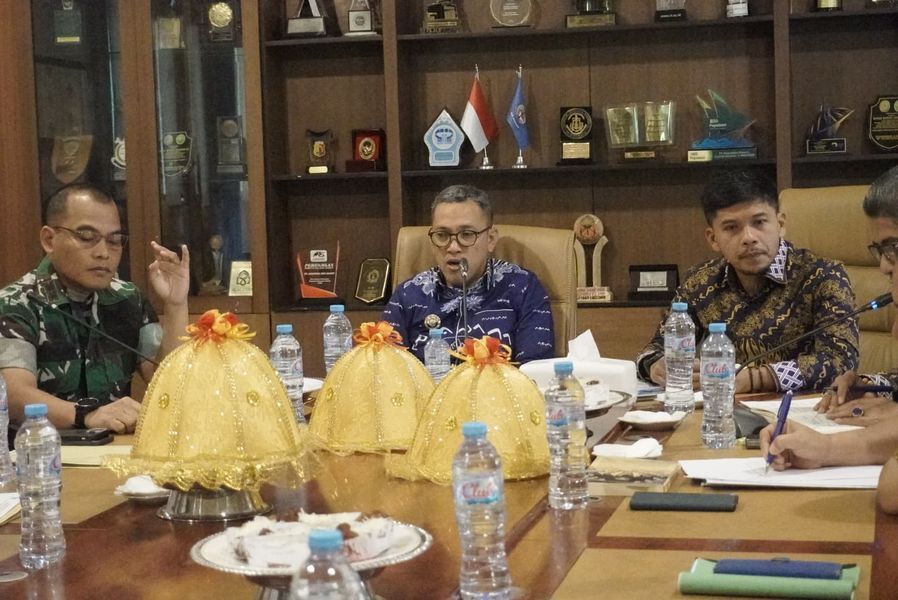FORKOPIMDA -- Bupati Jeneponto, H Paris Yasir saat memimpin rapat Forkopimda dalam rangka membahas stabilitas daerah dan penguatan sinergi lintas sektoral
