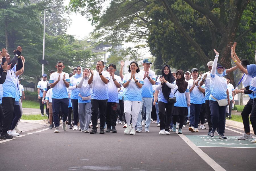 FUNWALK -- Keseruan para pimpinan PT Pelni bersama karyawan dan karyawatinya ketika menggelar funwalk bertajuk 'PELNI Funwalk Fest 2025'.
