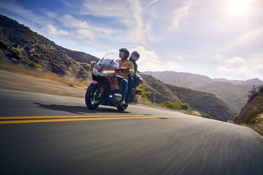 GOLDWING -- Motor cruiser Honda, Honda Gold Wing melajut dengan stabil di jalan raya.
