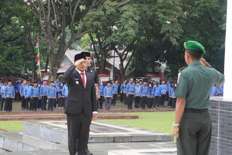 HARKITNAS -- Suasana peringatan Harkitnas tingkat Kabupaten Jeneponto yang diperingati di halaman kantor bupati Jeneponto, Selasa (20/5).
